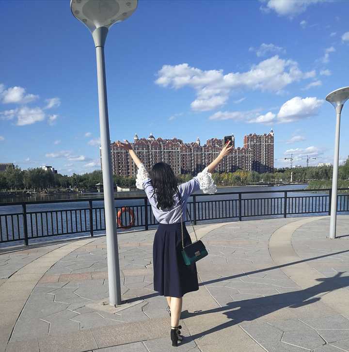有哪些适合一个人旅游拍照的姿势?
