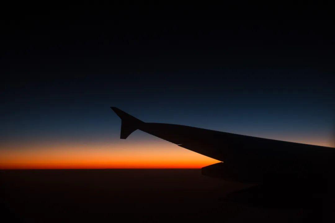 座位前面的屏幕显示,飞机正在非洲大陆的上空穿越晨昏 .