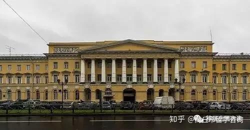 学校坐落在圣彼得堡市中心独特的历史建筑中.