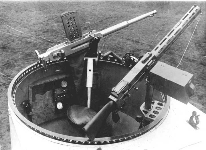 左贝克机炮,右img08航空机枪