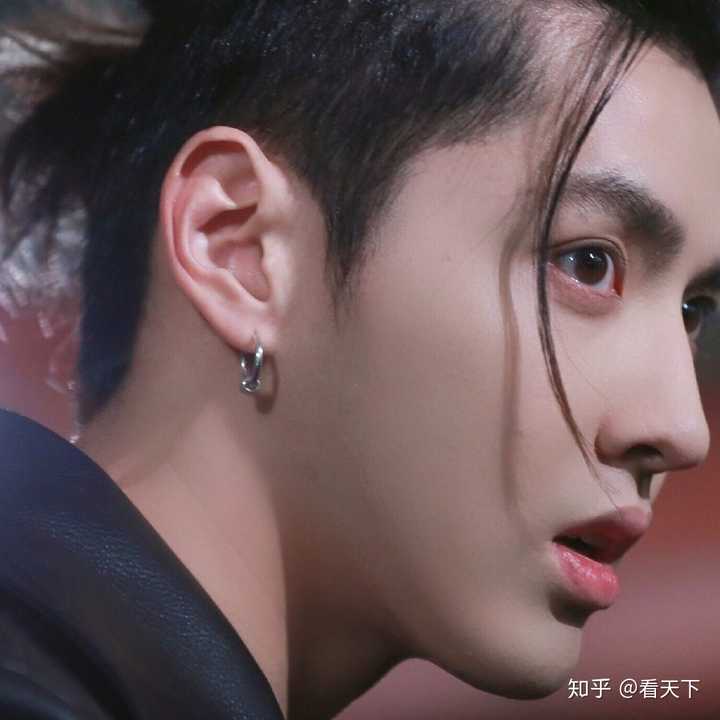 第三,与吴亦凡相似的男子耳朵比较大.