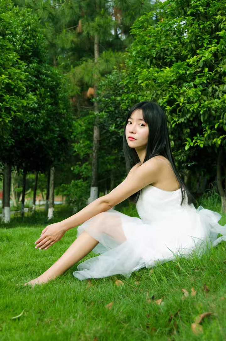 女生夏天穿短裙被看美腿心里什么感觉?