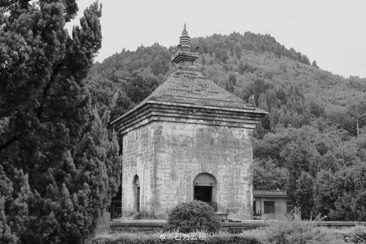 神通寺四门塔,建于隋大业四年(611年),砖石结构亭阁式塔.