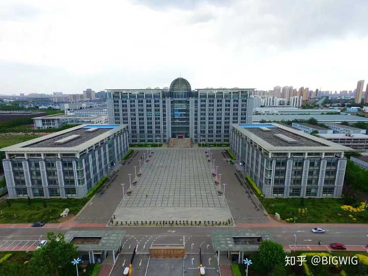 天津职业技术师范大学的宿舍条件如何?校区内有哪些生活设施?