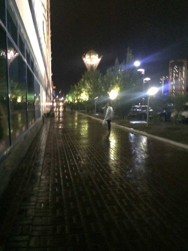 市中心,下了雨的晚上
