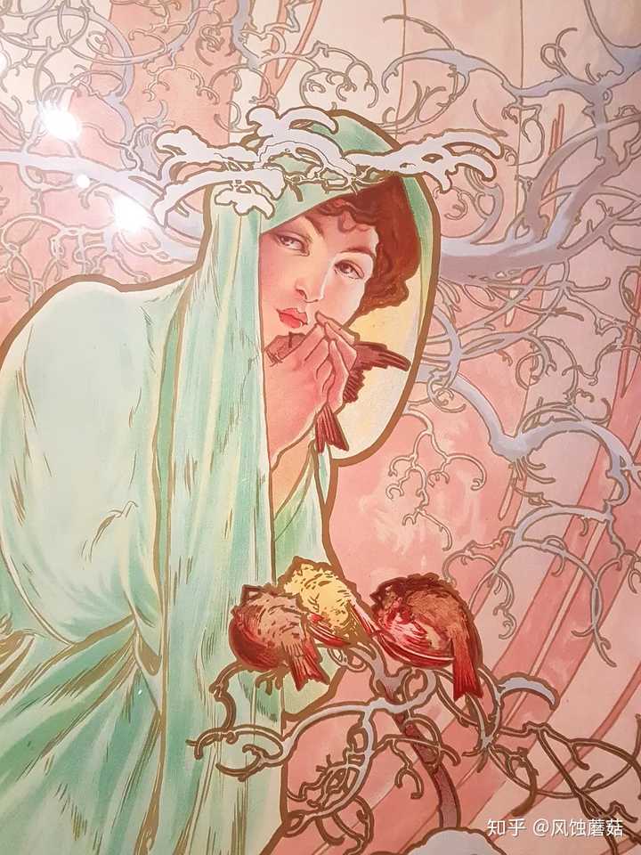 《哈姆雷特》最下面躺着的奥菲利亚,比如《茶花女》头上和地上的茶花