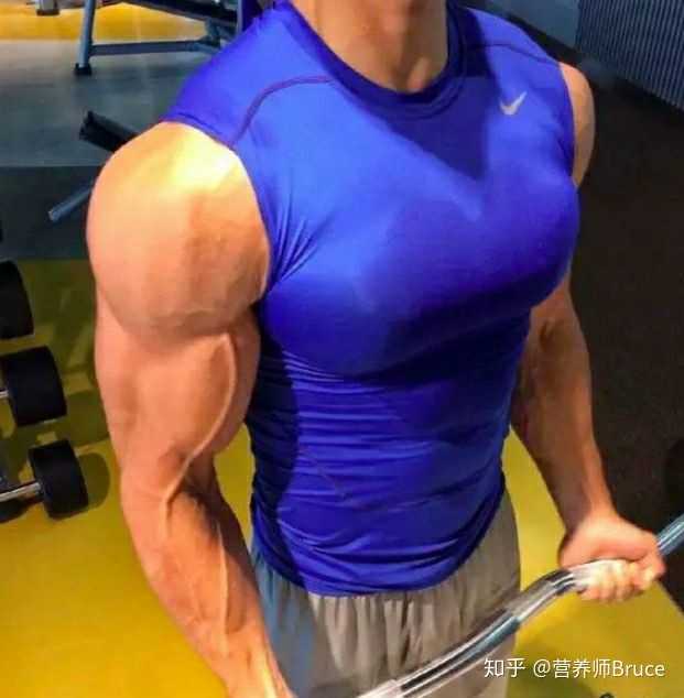 男生上肢怎样练出倒三角的体型?