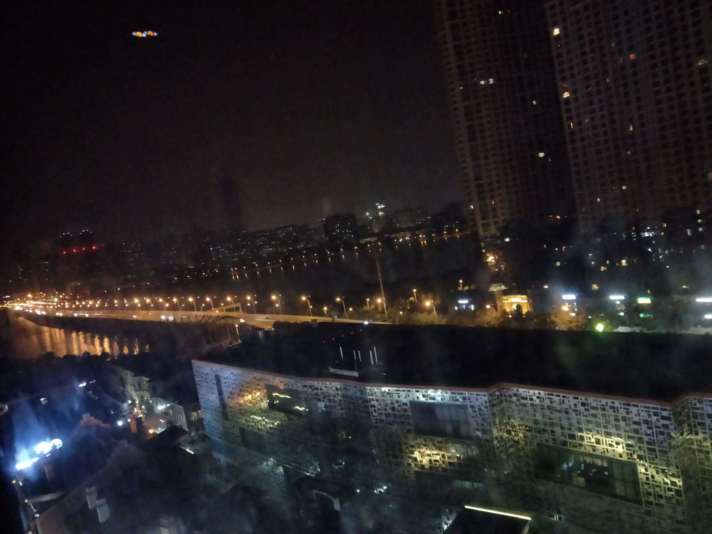 大半夜啃着鸡爪,看着窗外,武汉的夜景很美,新的体会