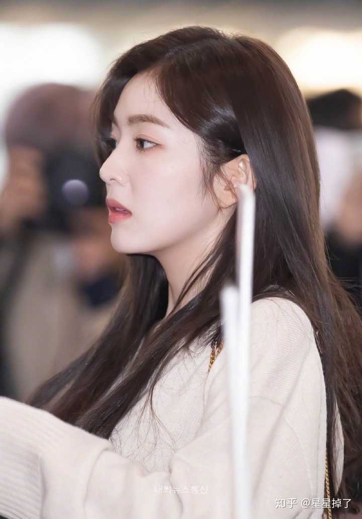 裴珠泫我是觉得长得非常标准的美女,就是跟谁站在一起极少被艳压的.