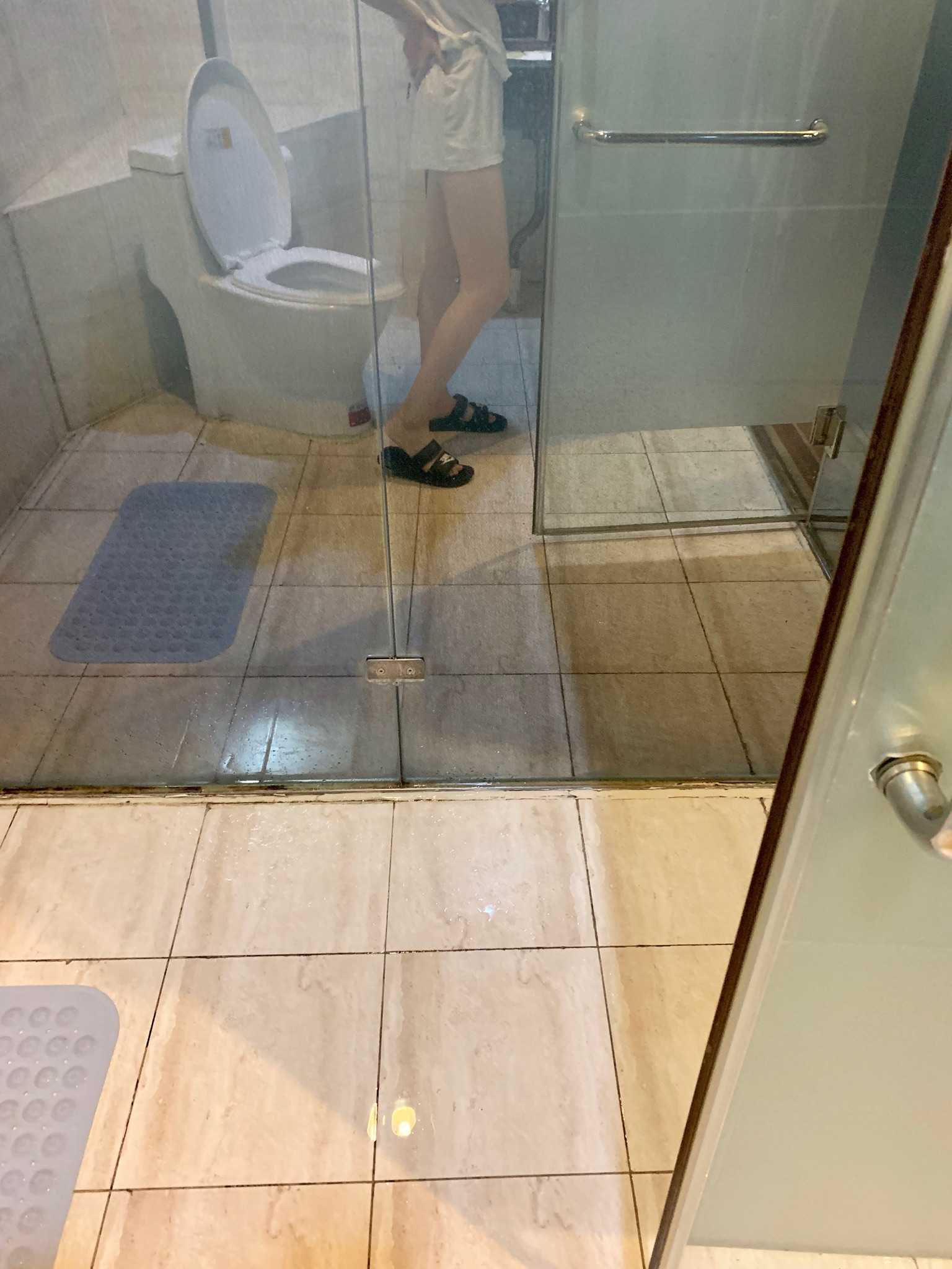 酒店厕所拍的哈哈哈到哪都要拍照 我要上视频 猜猜我有多高!