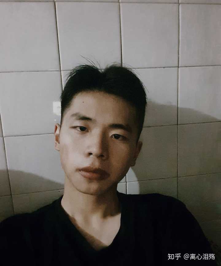 有没有那种单眼皮小眼睛塌鼻梁厚嘴唇但好看的男生?