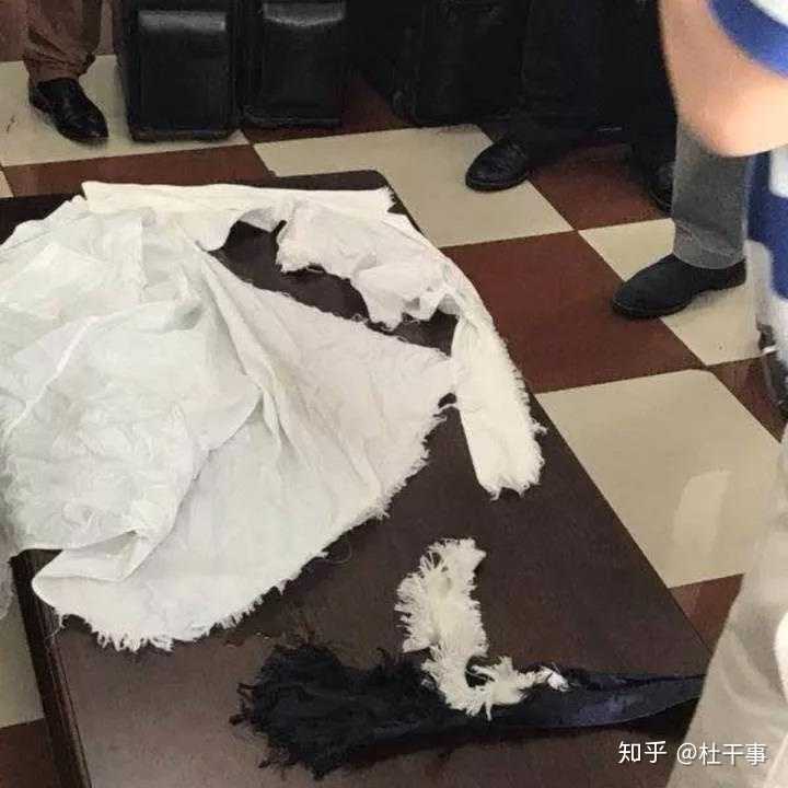 图为3u8633飞行员被吹烂的衣服