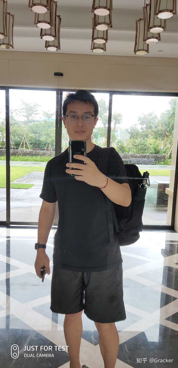 78 公斤,脸都是圆的,小肚子也很明显,体验就是:不上镜,自拍的照片没法