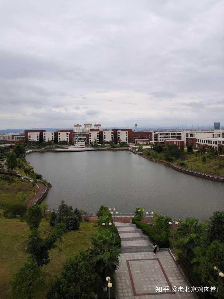 这不是我新余皇家学院(新余学院)吗,上面分别是图书馆,梦想广场,天骄