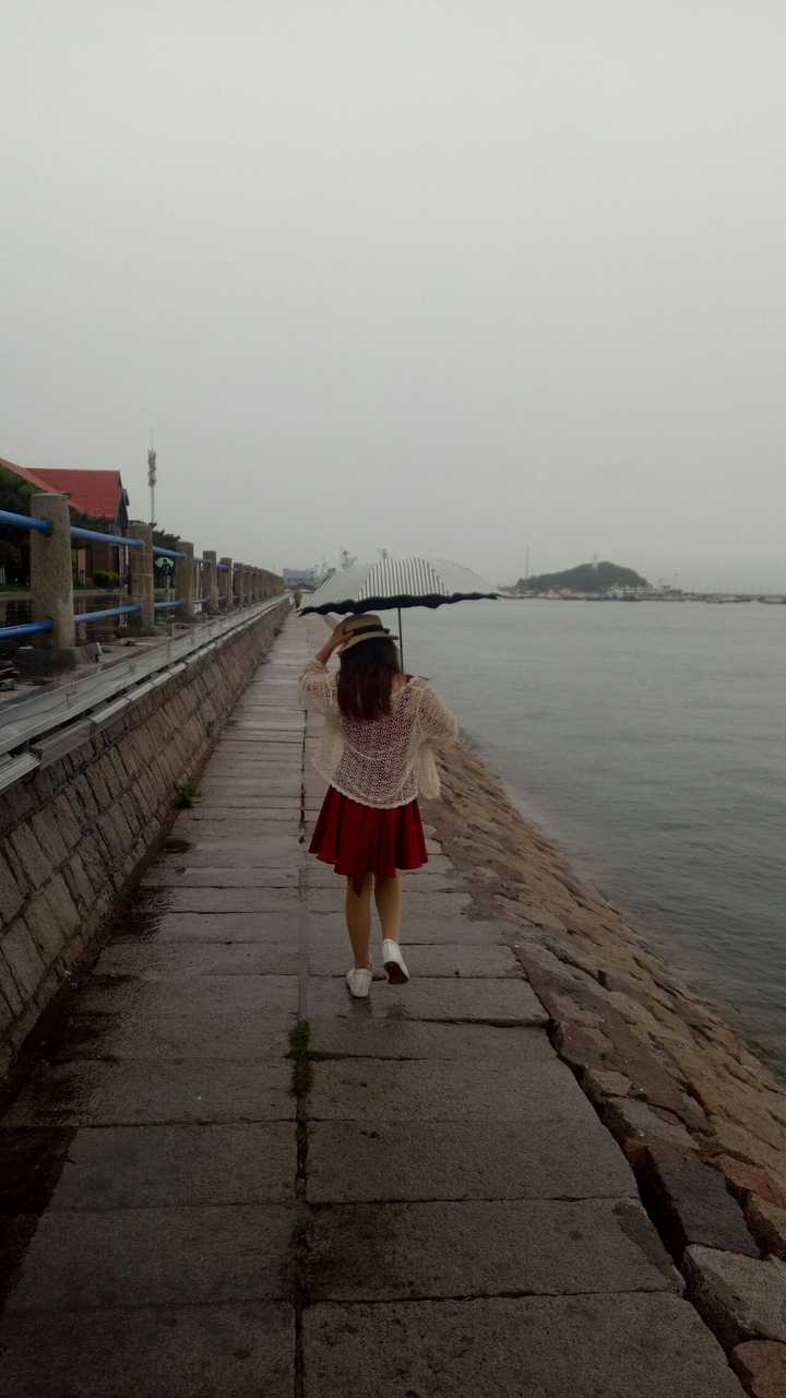 下雨的清晨 在海边散步的女票感觉很惊艳