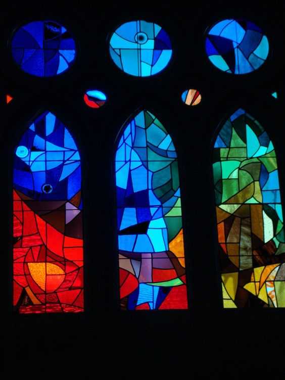 有些窗户是这种彩窗,这在教堂建筑很常见