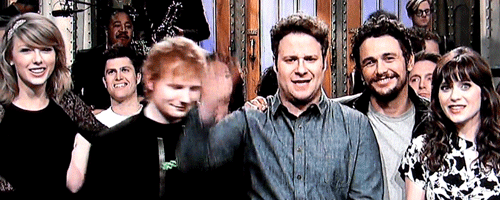 saturday night live,大家习惯叫它snl,由8到10个情景剧组成.