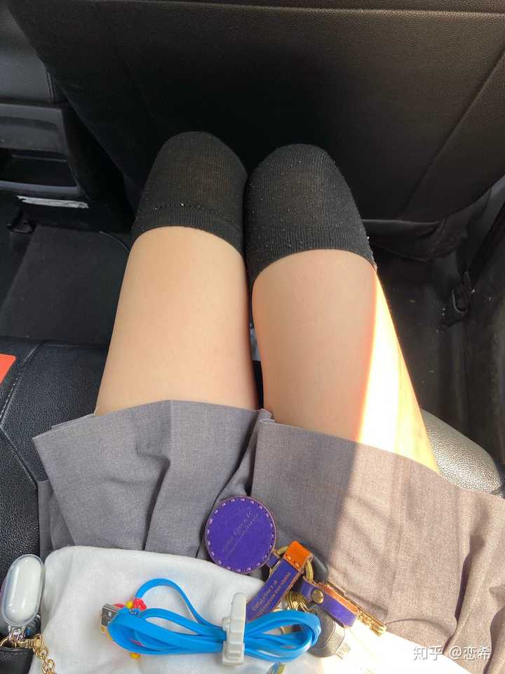 男生在公共场合看穿超短裙的女生的腿是否符合情理?