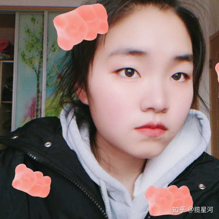 有没有那种单眼皮小眼睛塌鼻梁厚嘴唇但还挺好看的女生?