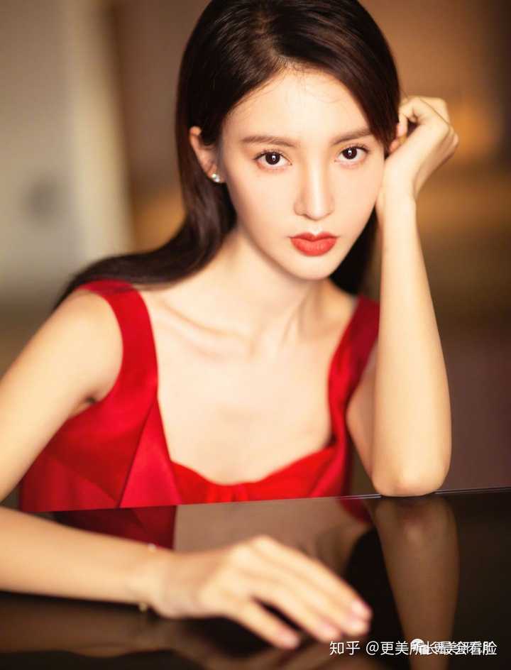 do完鼻子后,我们现在熟悉的金晨才算正式出现,正脸精致.