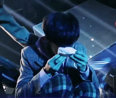 不重刷偶练的人基本都看不到这一幕,在舞台暗处陈立农哭了终于没有人