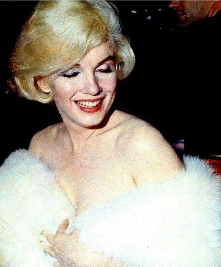 求一些玛丽莲·梦露(marilyn monroe)年轻时的美照?