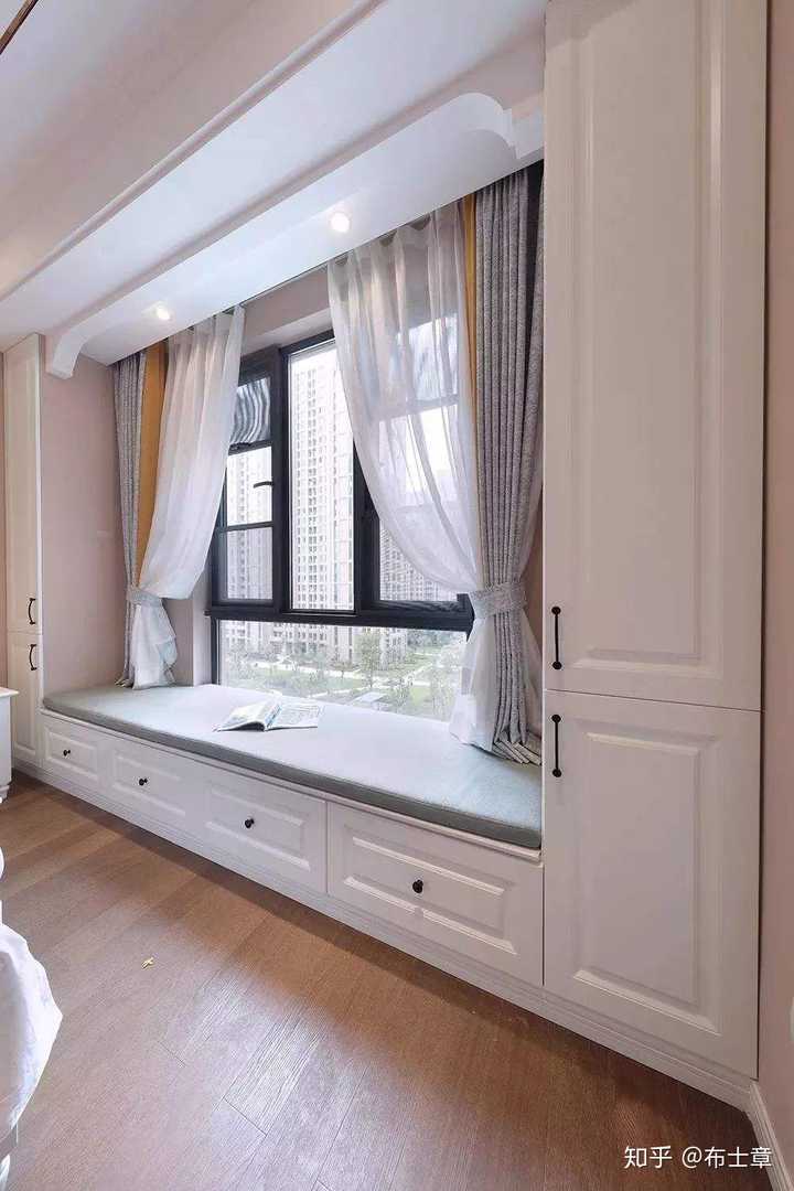 卧室里的小飘窗,如何设计才温馨又实用?