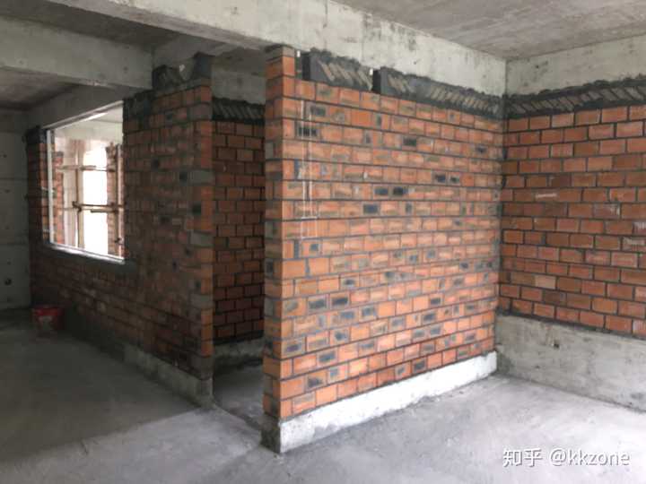 我家楼道墙里是红砖,可以证明整栋楼是砖承重的吗?