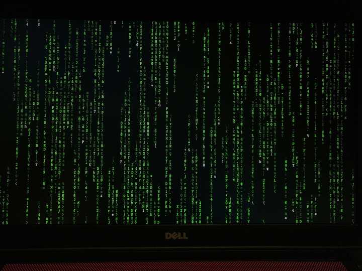 我见过的最能装逼的也就是`cmatrix`了吧,就是《黑客帝国》中的数字雨