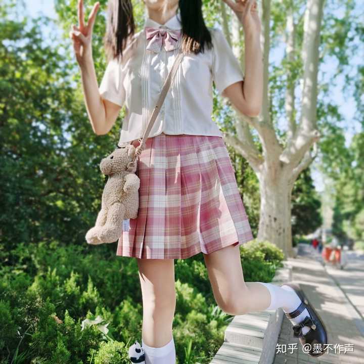 为什么网络上大部分穿jk和lo服的女孩子照片手机长脸上了,或者是没有