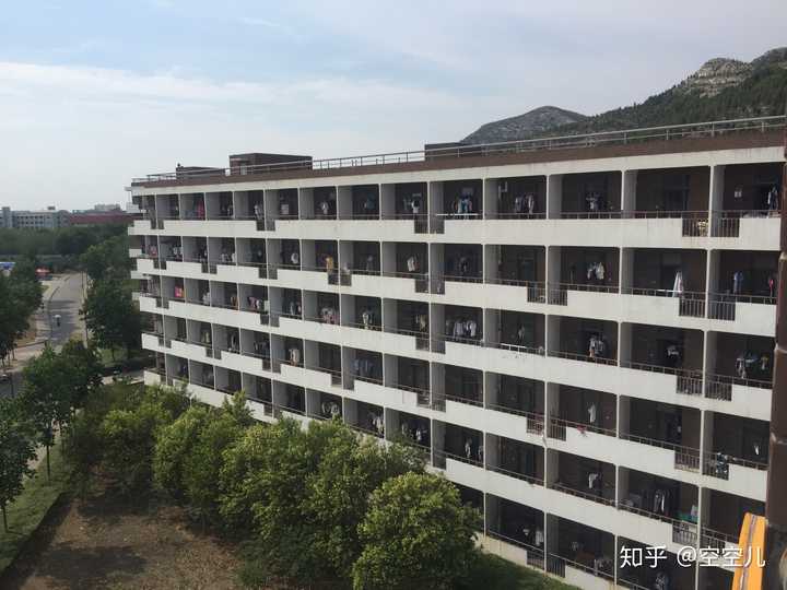 山东工艺美术学院的宿舍条件如何?校区内有哪些生活设施?