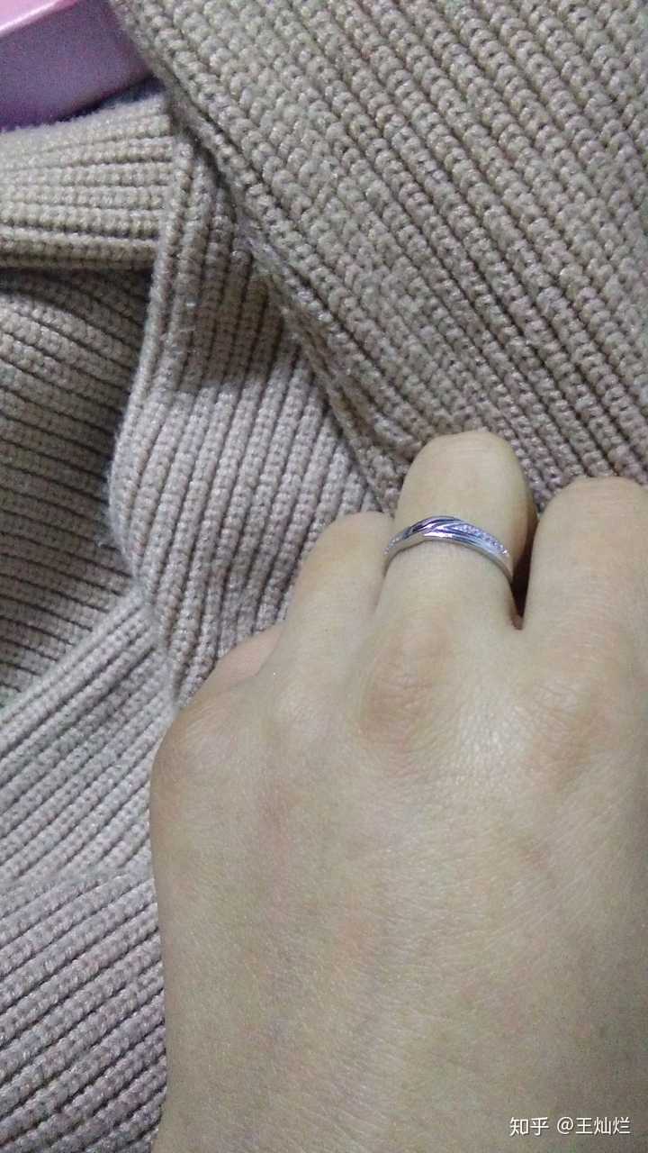 单身女左手中指戴戒指有何含义?