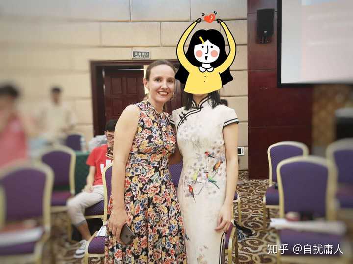 女生如何把旗袍穿出不突兀的感觉?