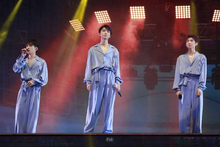 TFBOYS演唱会图片,三小只橙海图片 如何评价tfboys六周年演唱会