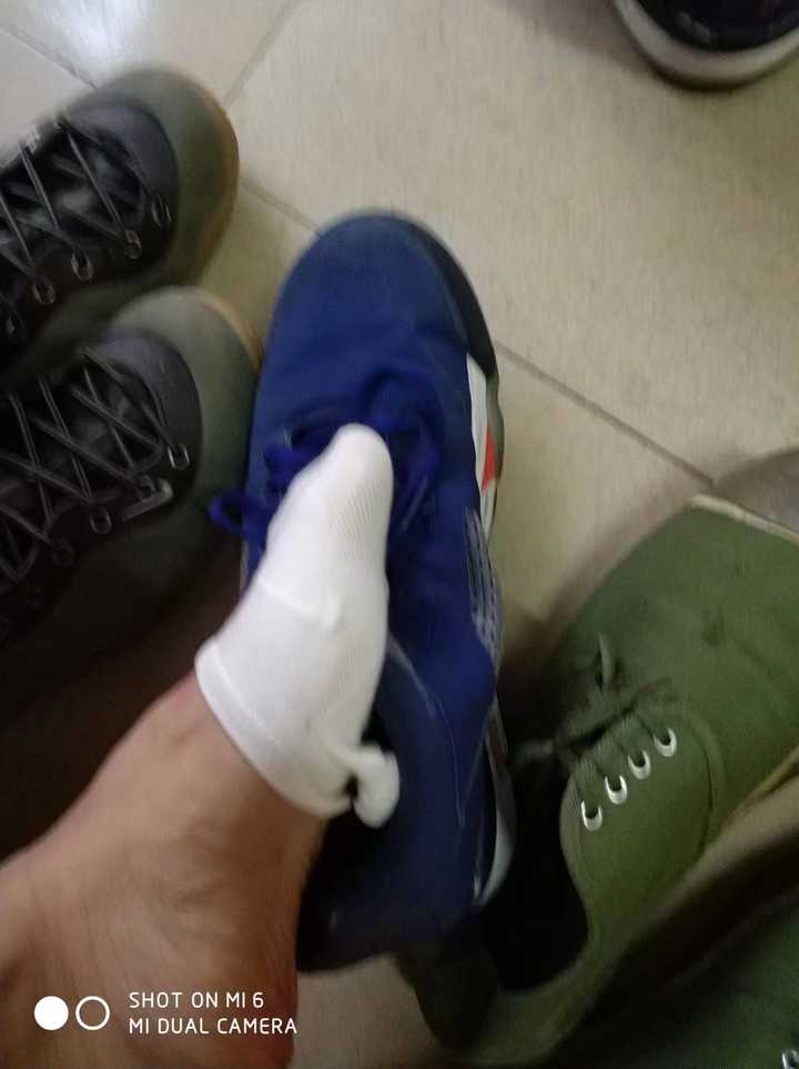 拥有45 码的大脚是一种什么体验?