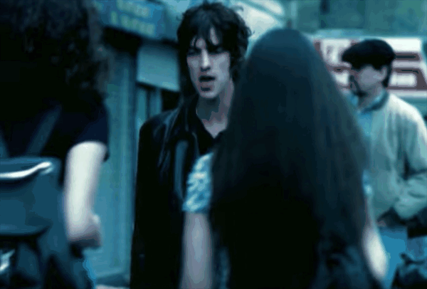 在网上搜出的mv中,这首充满异域风情的歌曲配了一个充满异域风情的