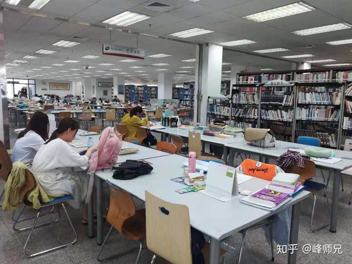 (满满都是人的北理工图书馆,师兄暑假在蹭北理工的图书馆)