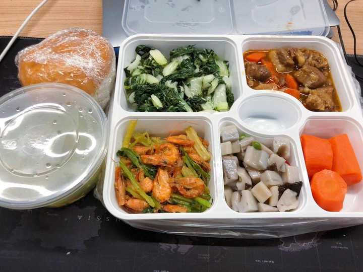 可以把饭打到工位上享用,食堂的姐姐们会帮忙把饭菜打包好