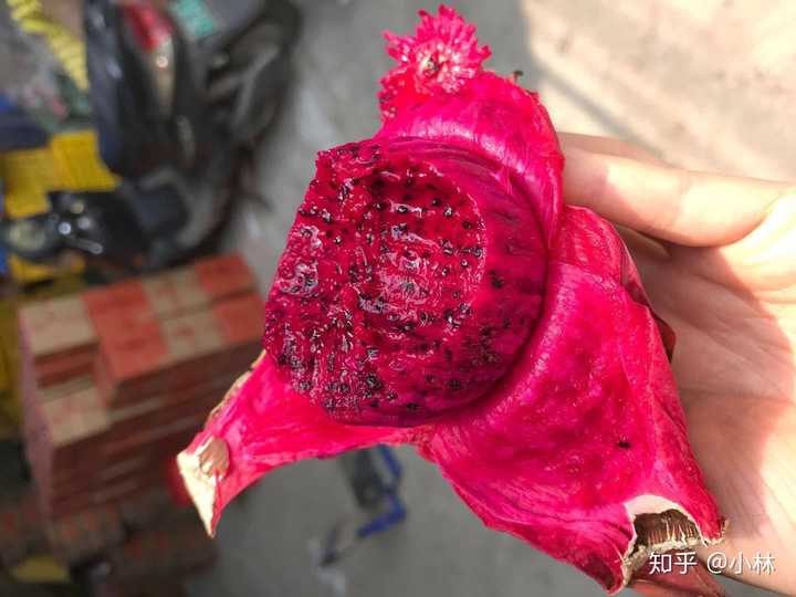 给孩子吃了红心的火龙果,孩子拉出来的,大小便都是红颜色的是怎么回事