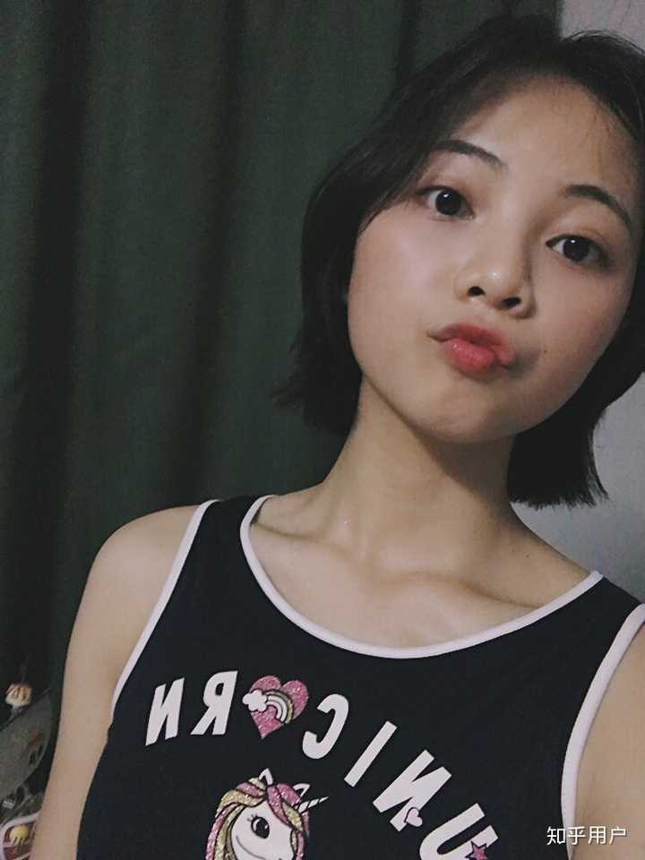 本人脸型较圆,还带着眼镜,请问有不有啥适合我这样的短发发型?