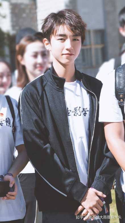 哥哥是大学生啦!一身正气王俊凯