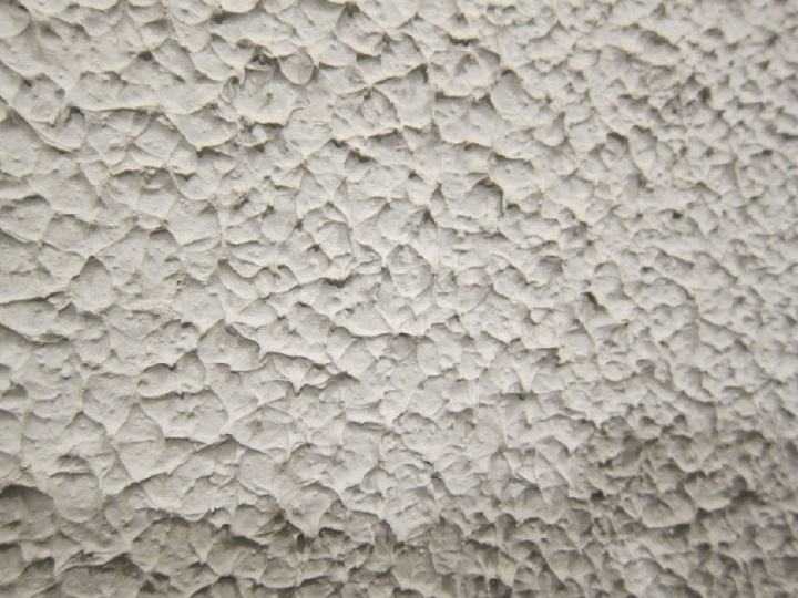 经过拉毛后,墙面和水泥的接触面积增大,粘得也更牢.