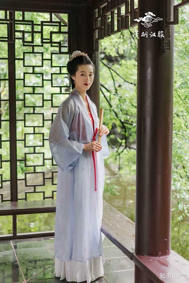 刚刚去乌镇拍了一套汉服写真 店家说我穿的那件是明制心字罗衣 全网都