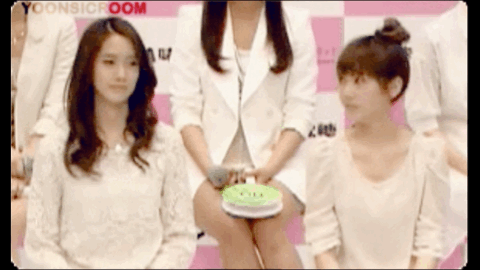 西你对允的身体接触和拍屁股,难道是为了让允儿笑,以及让允儿表情不