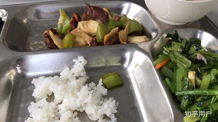 学校食堂饭菜～有很多种可以自己选