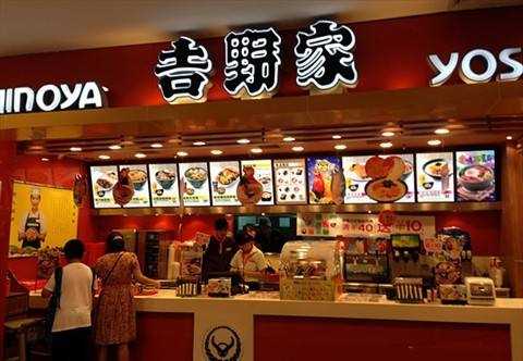 吉野家和松屋应该是竞争对手,风格近似,都是做 日式套餐的,走的是