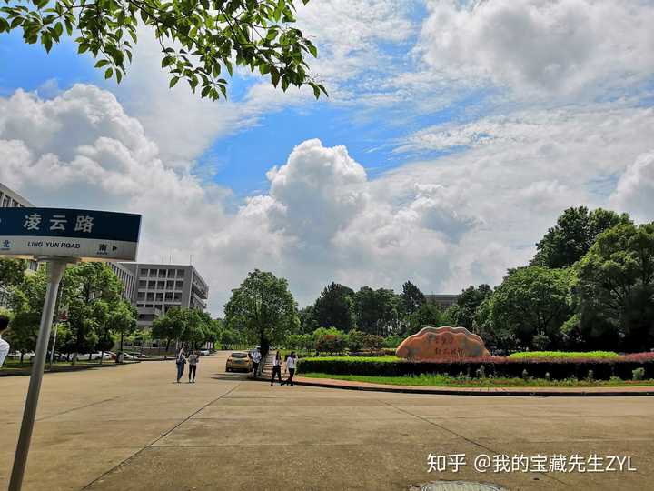 马上要去井冈山大学就读,能帮我拍一下宿舍,还有校园吗谢了?