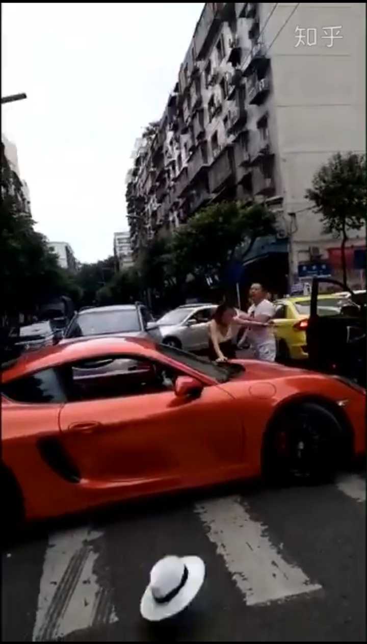 如何看待重庆保时捷帽子女先动手被男司机反击