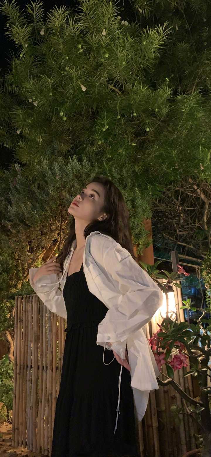 有没有那种性冷淡风又有点a的壁纸或者女生头像?