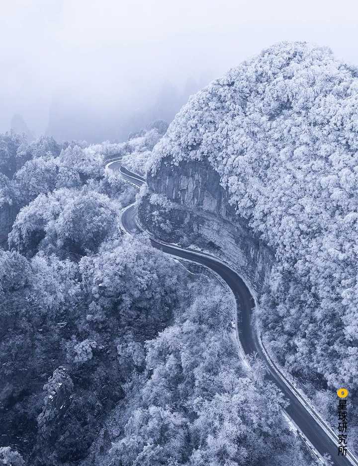 诗句出自柳宗元《江雪,作于湖南永州;图为湖南张家界武陵源雪景